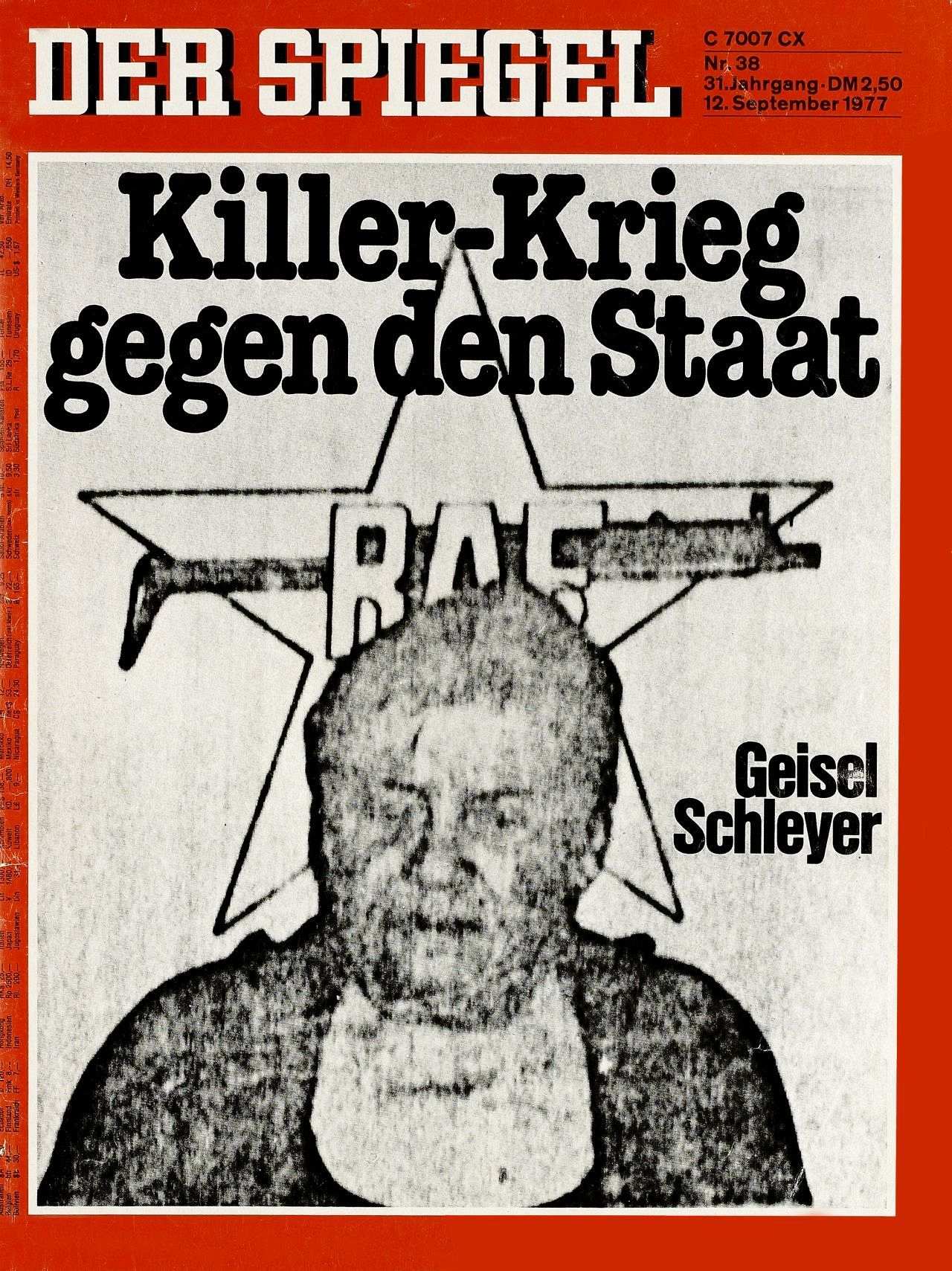 Auf dem Spiegel-Titelblatt Schwarzweiß-Foto mit dem Entführungsopfer Hanns Martin Schleyer, zu sehen vom Schulterbereich an aufwärts, im Hintergrund Abbildung des RAF-Emblems; schwarze Titelschlagzeilen: Killer-Krieg gegen den Staat und Geisel Schleyer.